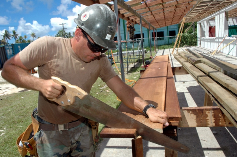 charpentier-MONS-min_worker_construction_building_carpenter_male_job_build_helmet-893290